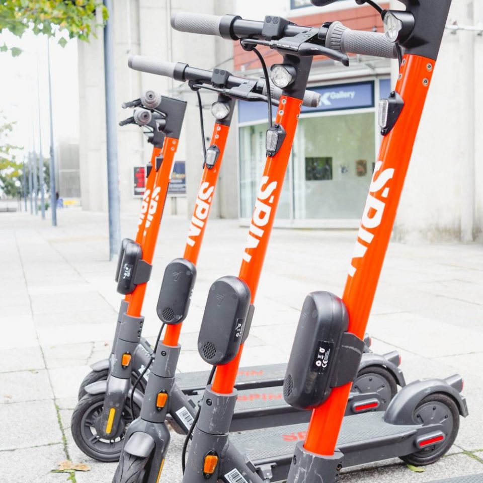 a motorcycle is parked on the side of a building